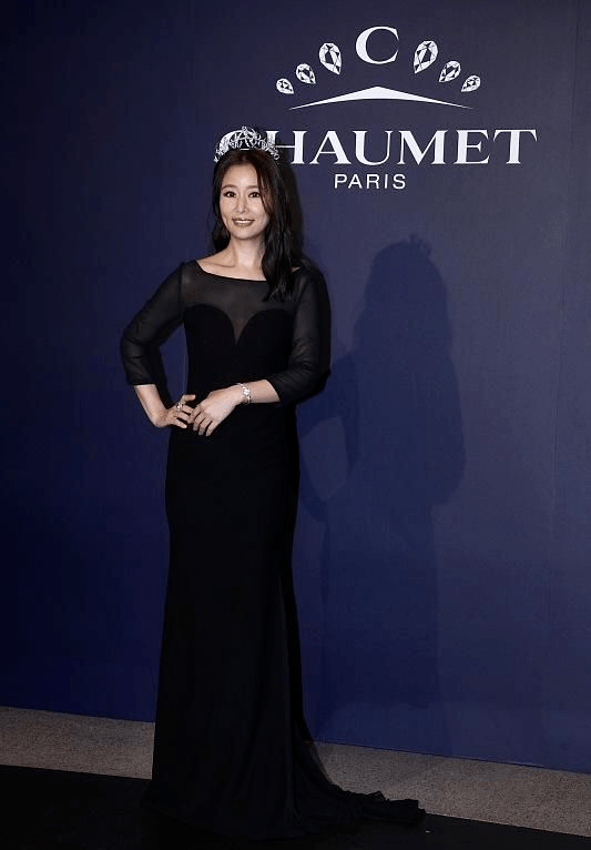 色彩|林心如久违亮相活动，穿黑色连衣裙没腰线，全程手遮肚子孕味十足