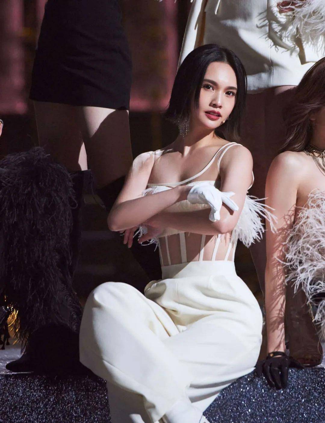 杨丞琳|杨丞琳也太敢穿了，穿上白色镂空连体裤好抢镜，一般人驾驭不了