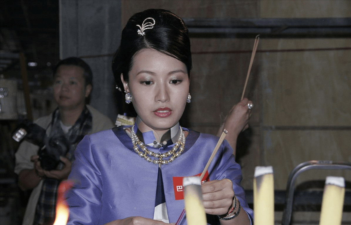 原创古天乐前女友气质真不错都快50岁了仍撑得住旗袍脸型可真标准