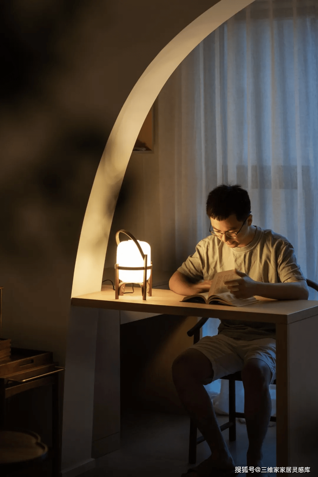 男主人偶尔也会在这边看书,夜晚灯光亮起,会有种"月下读书"既视感