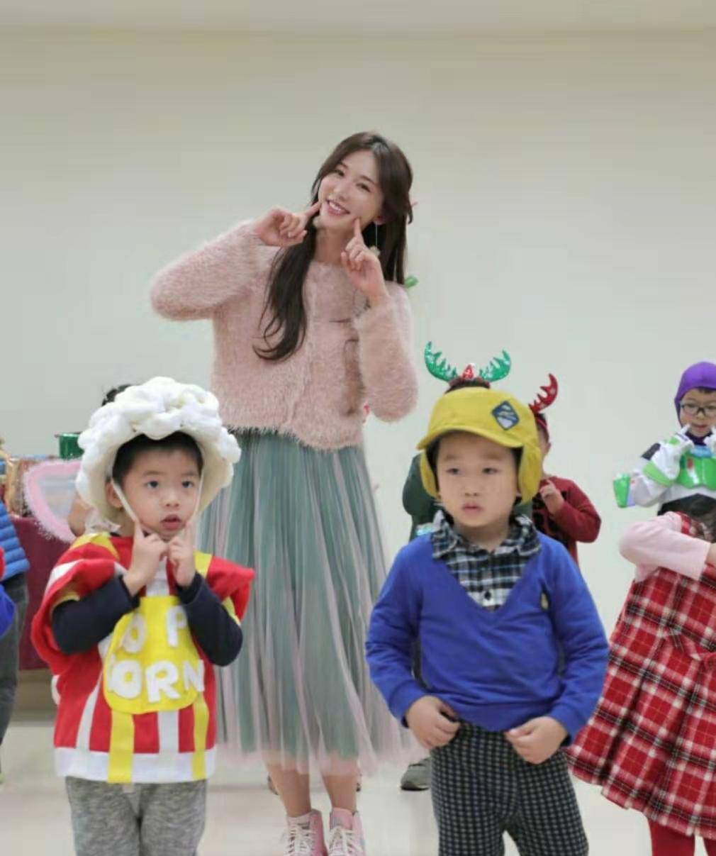 黑色|45岁林志玲真敢“作妖”，穿灰色吊带连衣裙硬穿成00后，美得惊艳