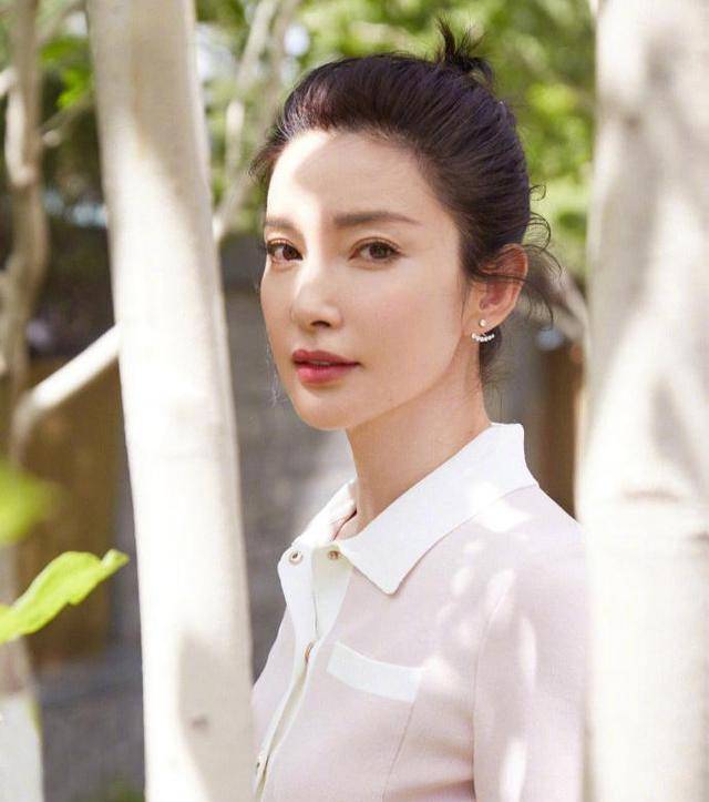 配饰|48岁李冰冰状态真好，阿姨辈不敢穿的嫩粉色，她却穿得知性又减龄