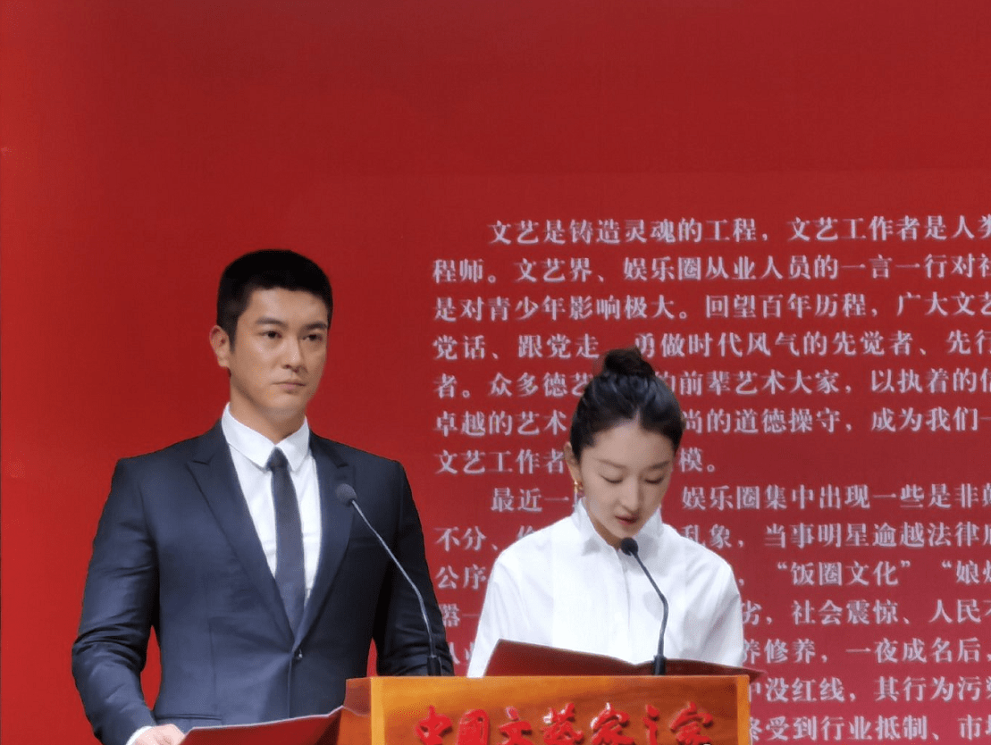 形象|周冬雨宣读《修身守正立心铸魂倡议书》，穿白衬衫带俩口罩，真拼