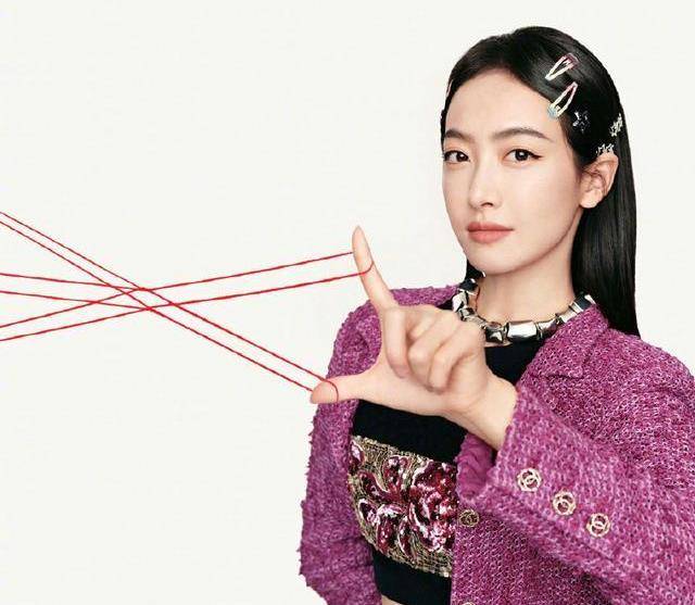 系列|宋茜拍摄杂志大片，选用“百宝箱”系列，古灵精怪明艳动人