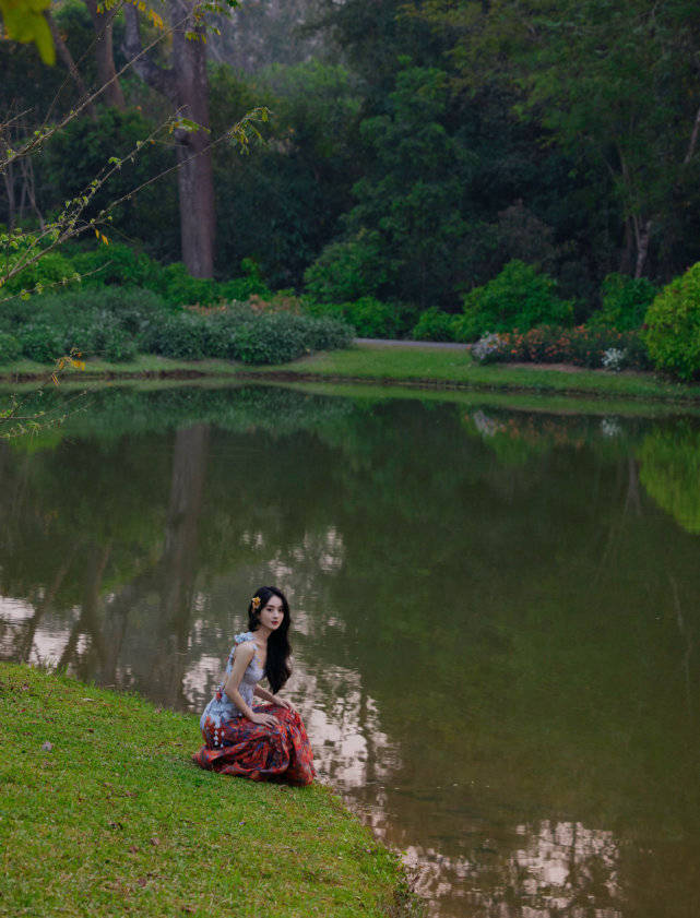 赵丽颖|赵丽颖穿搭愈发大胆起来！穿孔雀裙竟开叉到臀部，戴小花美成花魁！