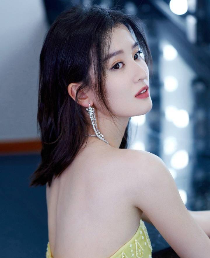 日美|乔欣晒夏日美照,条纹衫配牛仔裤清新减龄,这腿我爱了