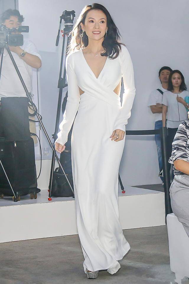 配饰|章子怡颜值回春太美了！白裙配lob卷发时髦减龄，谁能看出她42岁