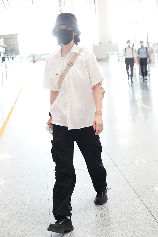 千金|孟晚舟的妹妹姚安娜不像富家千金,穿搭挺普通的,跟路人没区别