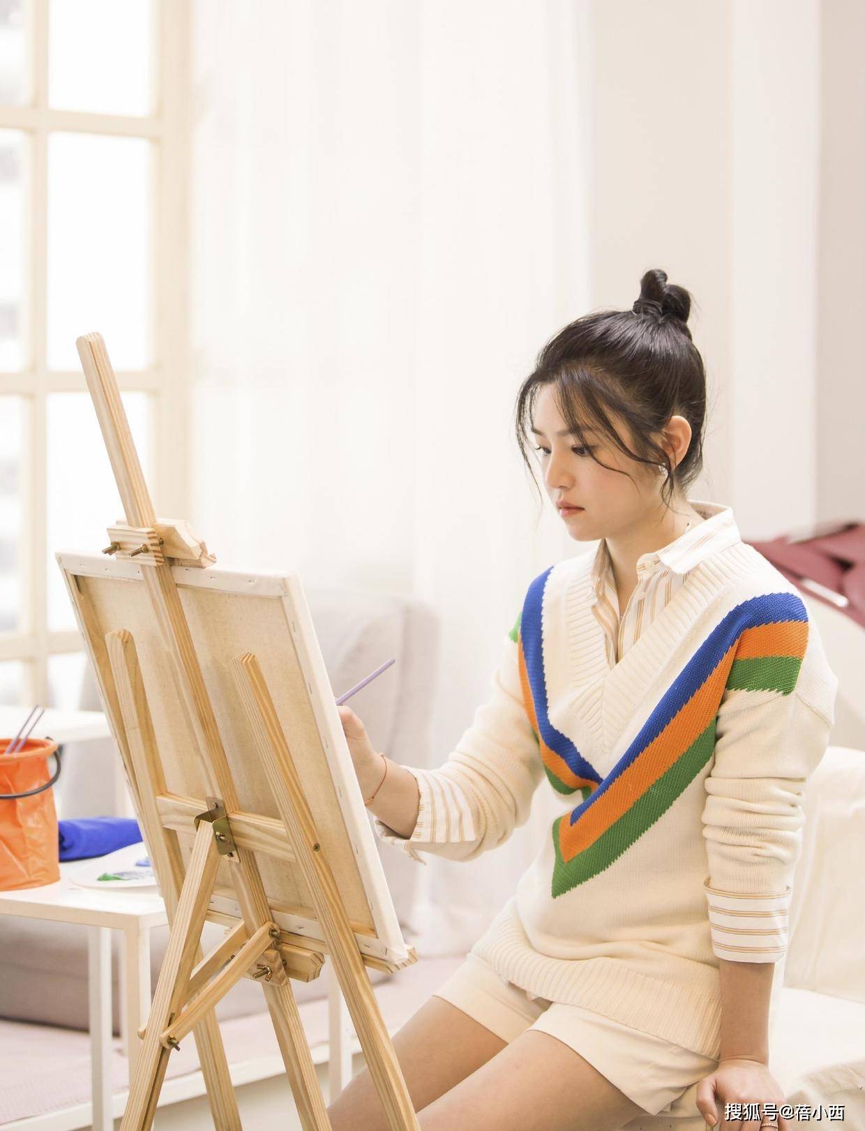 活动|陈妍希明明比陈晓大4岁，却被宠成小女孩，尤物身材穿抹胸裙真美