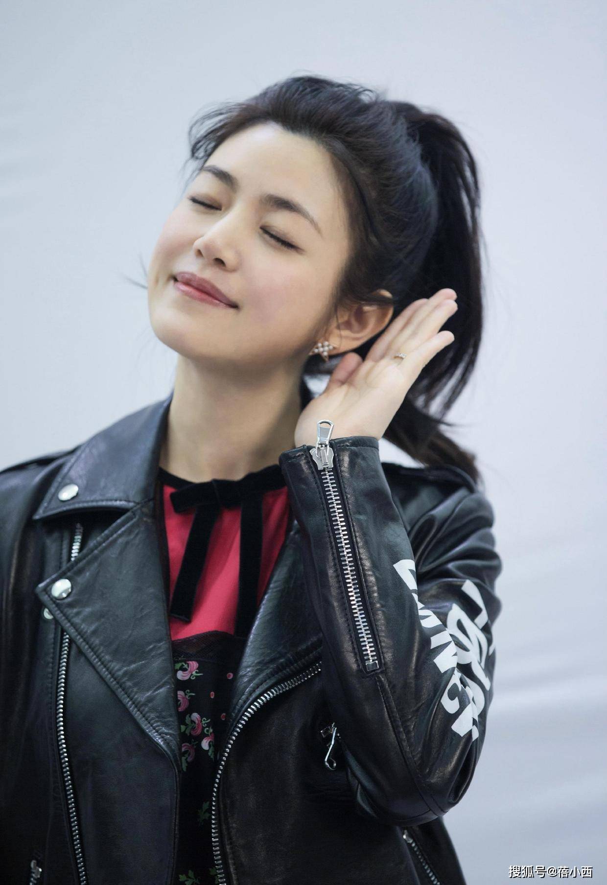 活动|陈妍希明明比陈晓大4岁,却被宠成小女孩,尤物身材穿抹胸裙真美