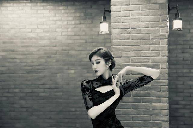 魅力|刘令姿：演艺小花旦拍黑白大片，穿旗袍秀出苗条身材，令人惊艳！