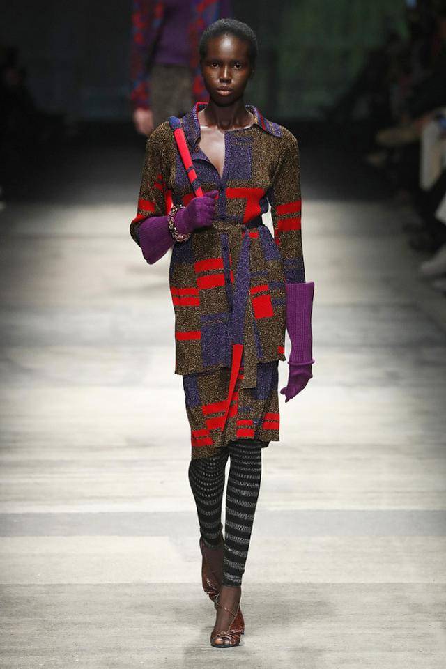 个性|奶奶辈喜欢的收腰毛衣你确定不尝试一下？时尚百搭，穿起来真亮眼