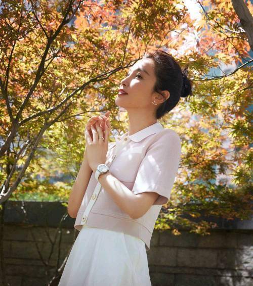 配饰|48岁李冰冰状态真好，阿姨辈不敢穿的嫩粉色，她却穿得知性又减龄