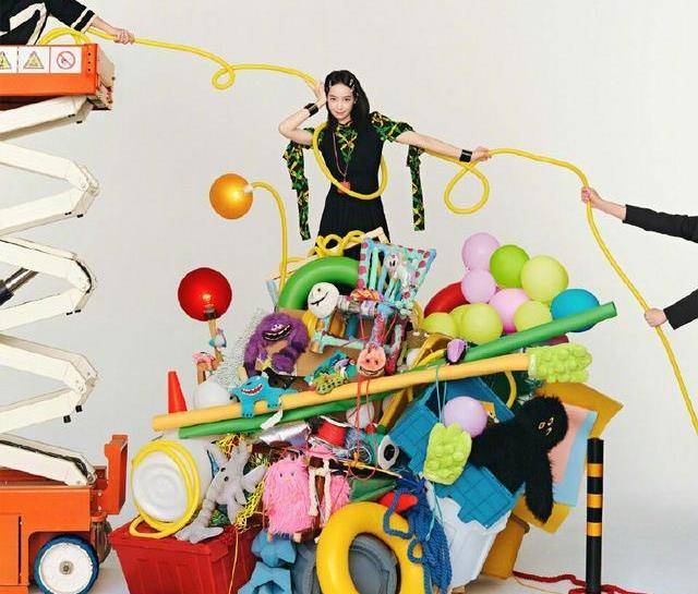 系列|宋茜拍摄杂志大片，选用“百宝箱”系列，古灵精怪明艳动人