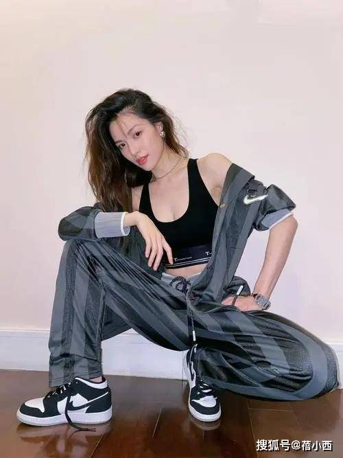 女孩子|42岁的秦岚潇洒又自信，2件衬衫叠穿再配短裤，时尚减龄气场不俗