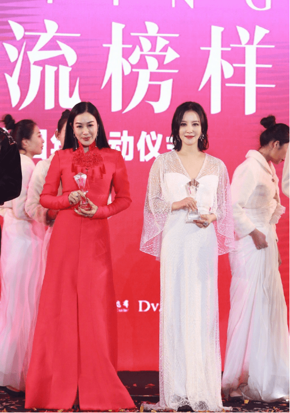 姿态|女人越老越有韵味，陶红穿红裙秀好身段，自信姿态为气质加分