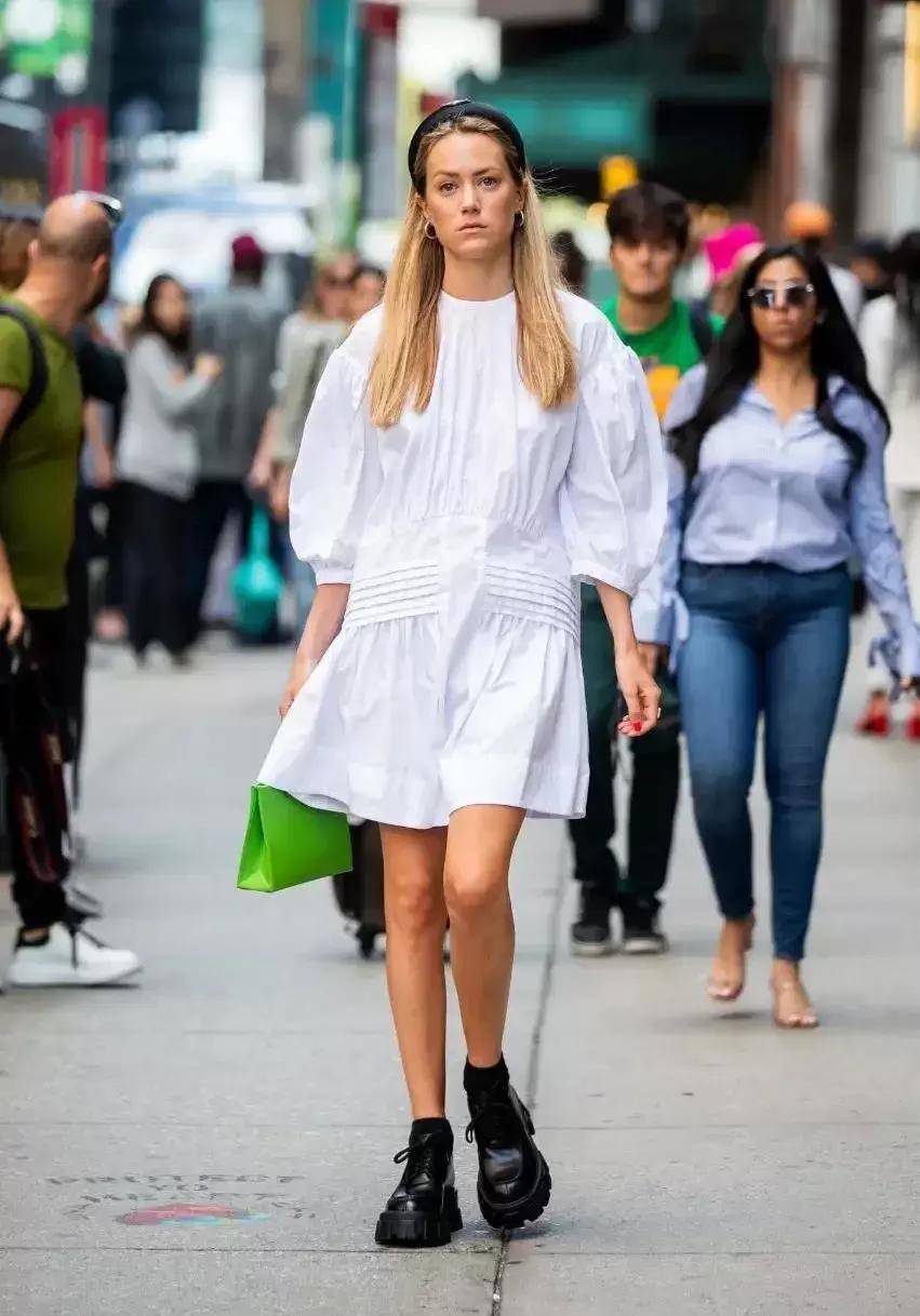 运动鞋|这个秋天，平底鞋+裙子穿出女人最轻松、优雅的样子，巨时髦！