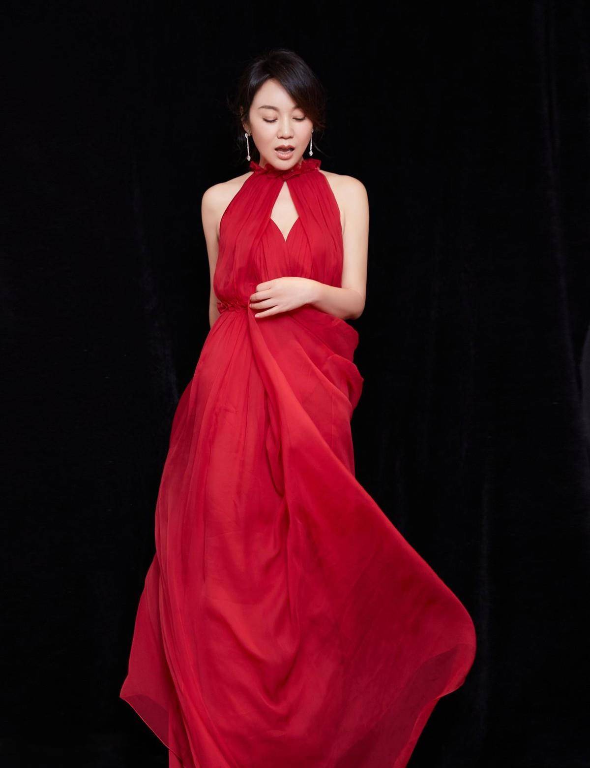 显得|女人还是不服老的好，闫妮真是越活越嫩了，一袭红裙优雅动人