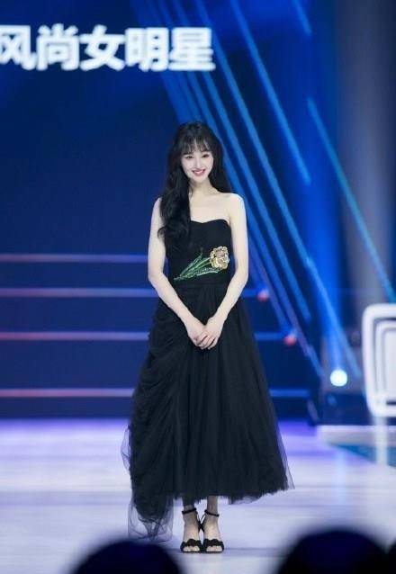 盛典|头条时尚盛典！老谋深算周海媚礼服公主发箍太抢镜，姜还是老的辣