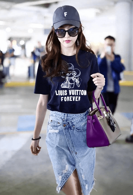 青春|唐嫣当妈后更会打扮，穿错位式半裙走机场，新潮减龄美成小姑娘！