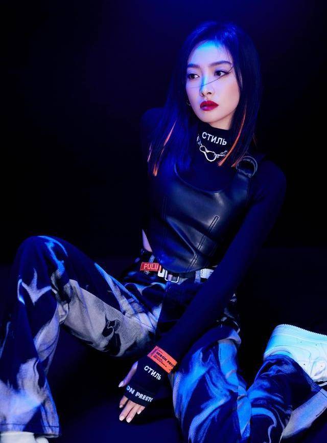 女孩子|宋茜“异次元”穿搭风格，火辣身材藏不住，这么强大的气场没谁了