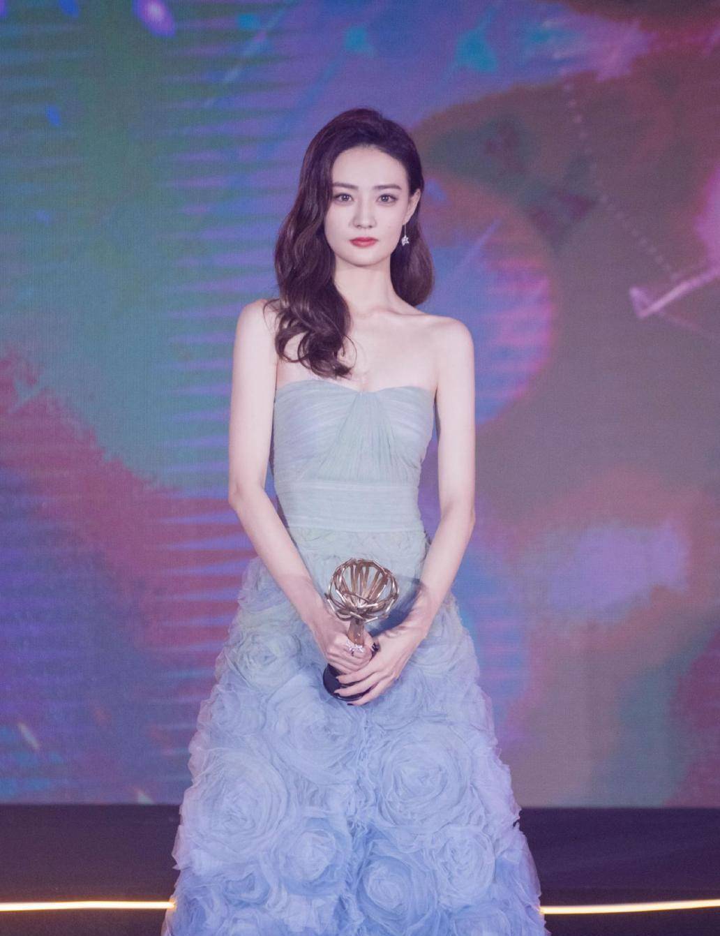 身材|徐璐瘦成“纸片人”，胳膊还没“竹竿”粗，但穿礼服是真的美