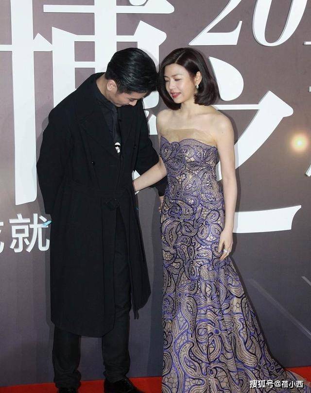 活动|陈妍希明明比陈晓大4岁，却被宠成小女孩，尤物身材穿抹胸裙真美