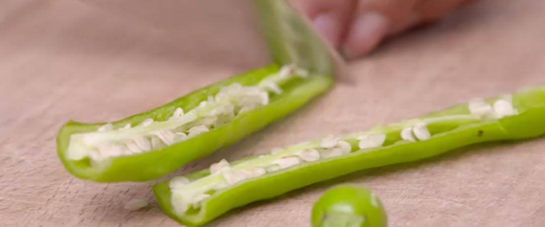 姜片|鸡蛋也可以这样吃,营养的快手早餐荷包蛋炒尖椒 焦嫩又下饭