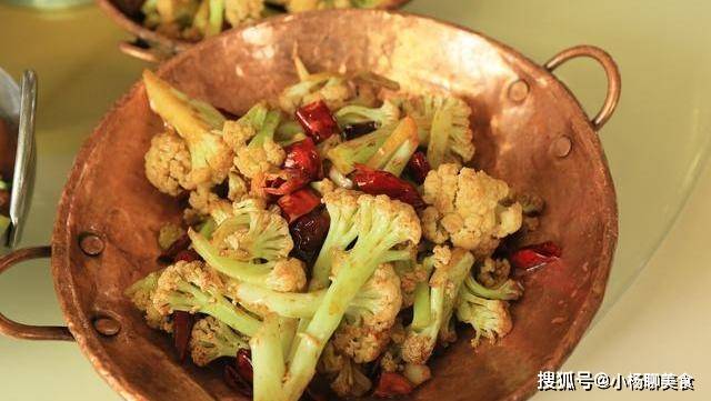 做法|做干锅菜花，加水还是直接炒？大厨：都不对，这才是正确做法