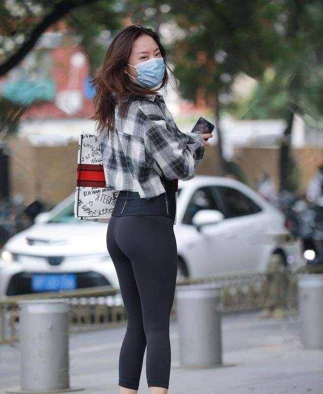 色调|突显时尚气息的打底裤，增添瘦视觉效果，搭配得当