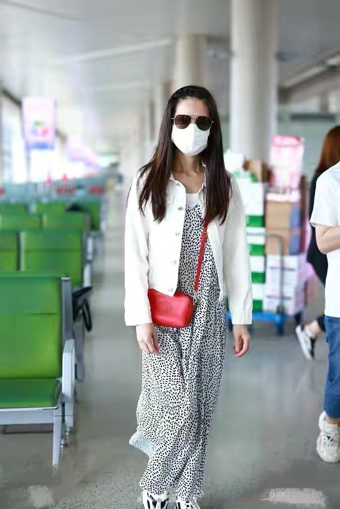 颜色|李若彤身材干瘦，漂亮都是修图出来的，脖颈满是皱纹是真实老人！