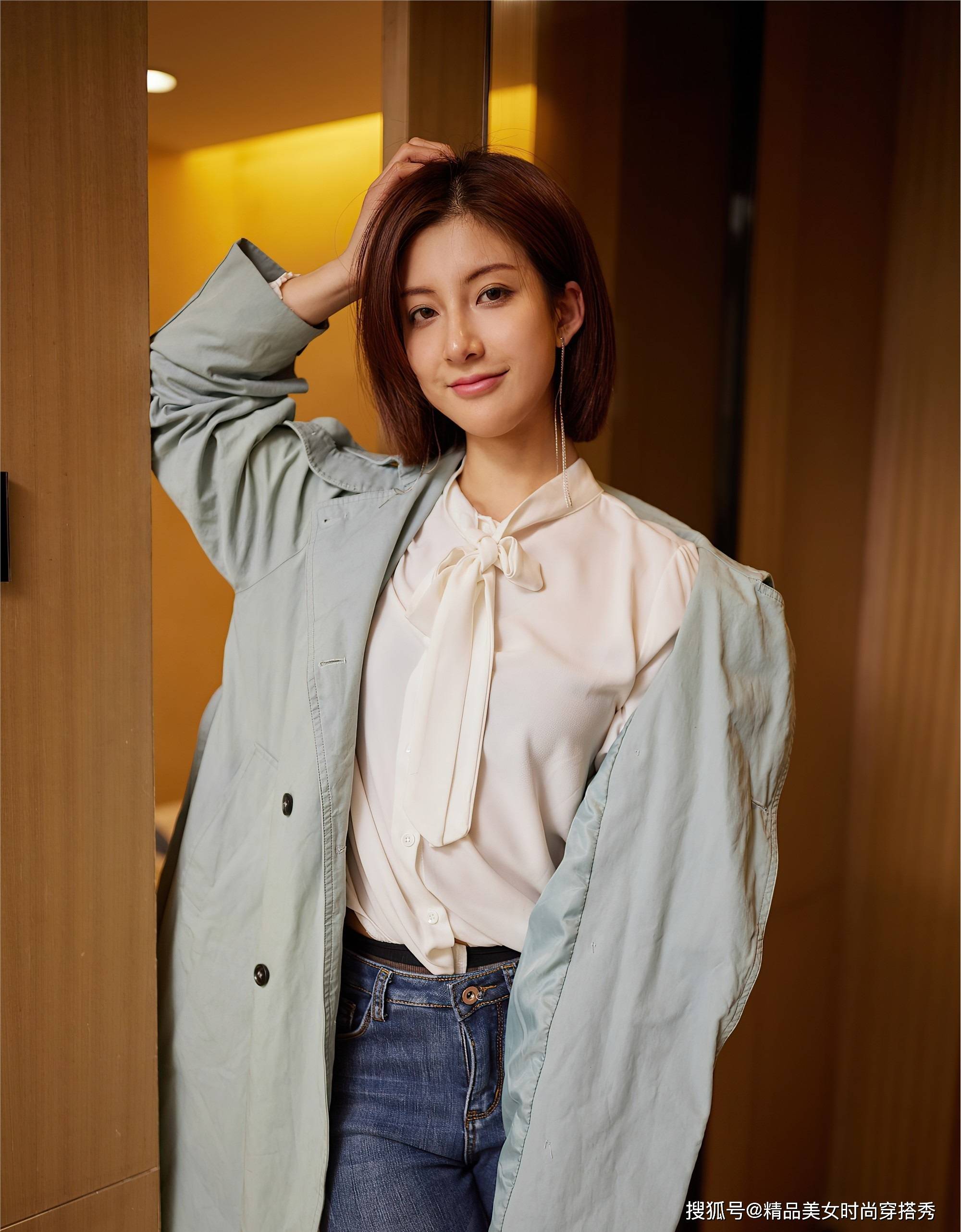 风衣|米白色的雪纺衬衫，简约时尚，下搭一条高腰牛仔裤，休闲又时尚