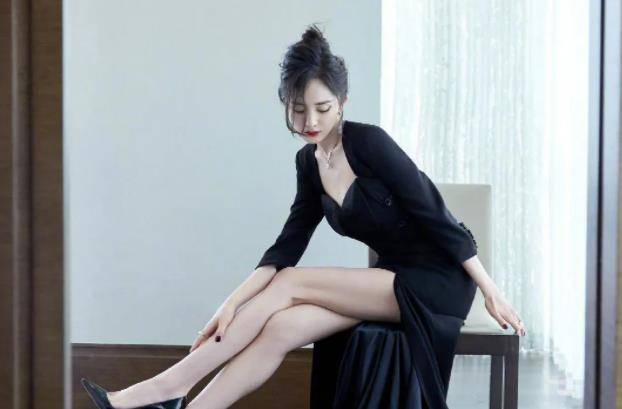 右手|女团腿？35岁的杨幂，腿比女团还好看，每天这样同款腿你也有