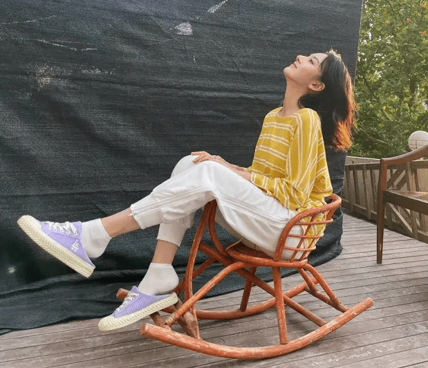 祖儿|宋祖儿短发更少女，穿芒果卫衣显白又显嫩，裤子设计有心机