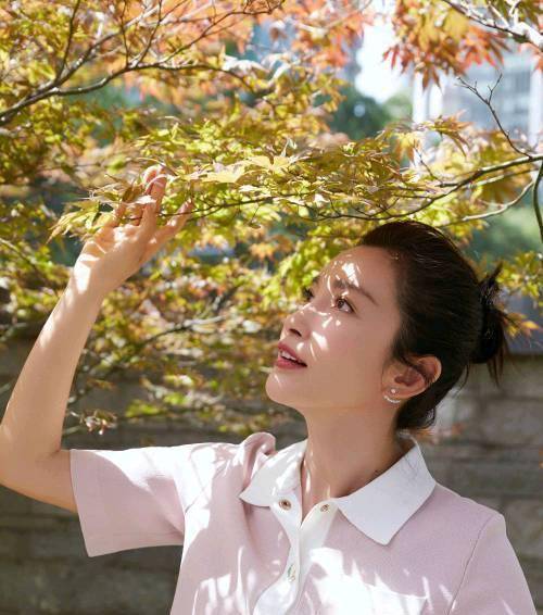 配饰|48岁李冰冰状态真好，阿姨辈不敢穿的嫩粉色，她却穿得知性又减龄