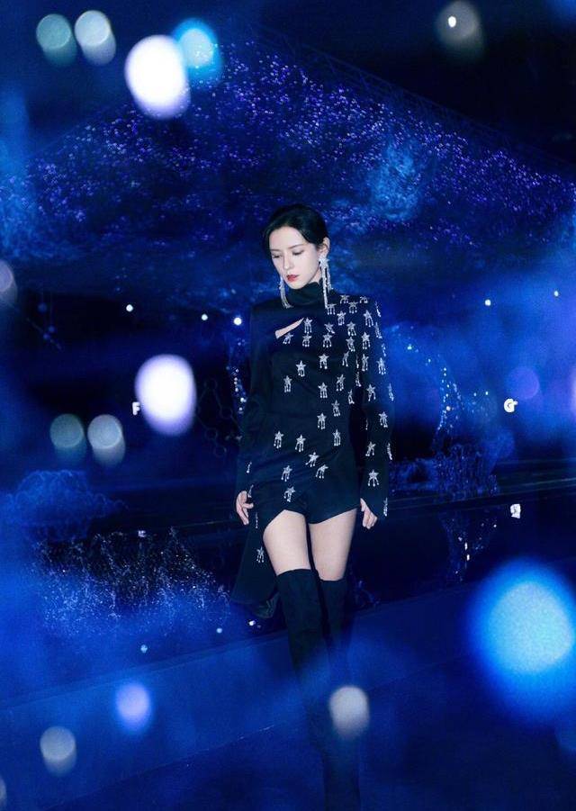 张予曦|张予曦化身丝绒靴狂热粉，秋季上演下衣失踪太性感，美腿惹人羡