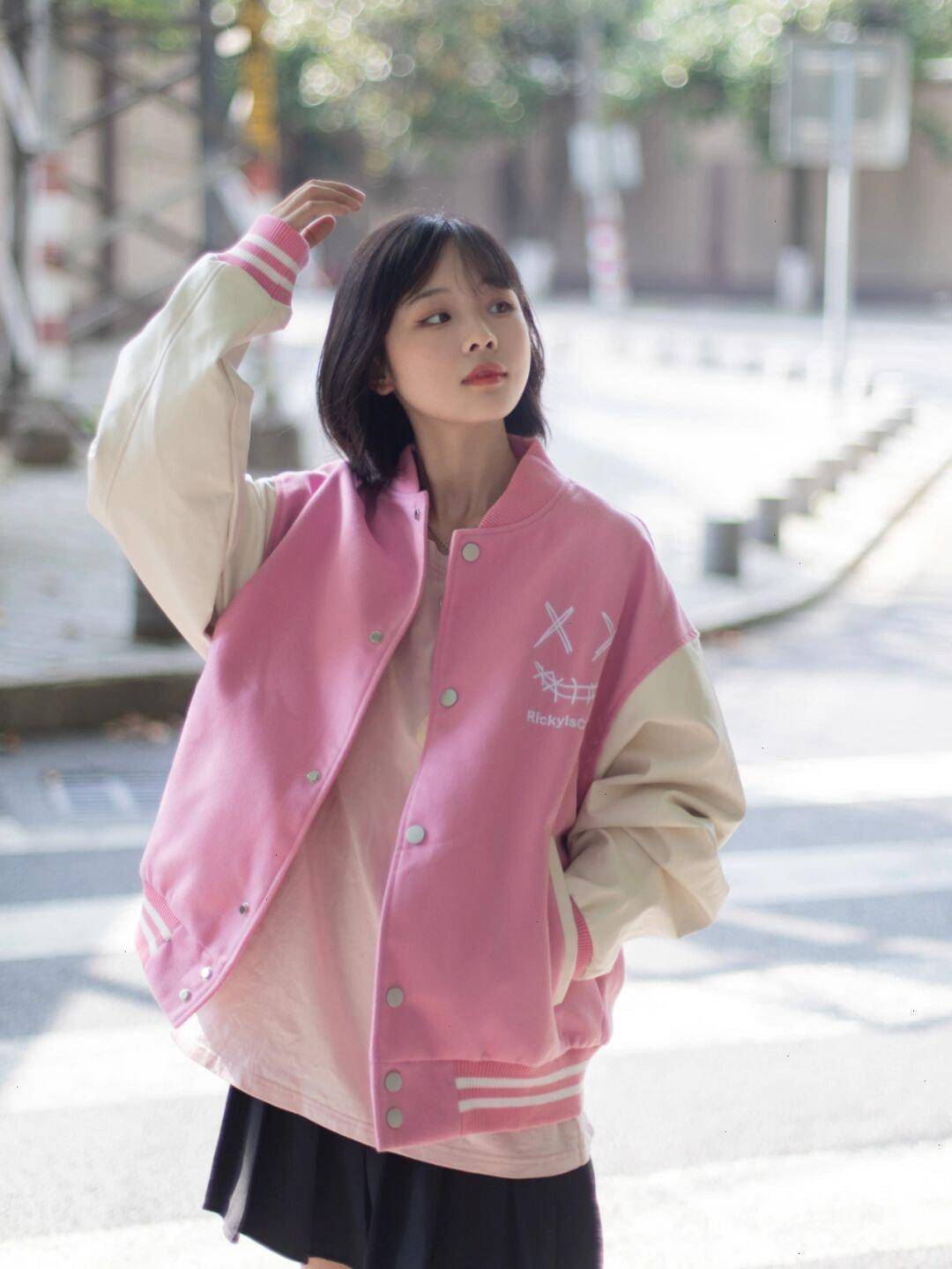 女生|还在上学的女生可以这样穿，白色卫衣搭配百褶裙，款式百搭又休闲