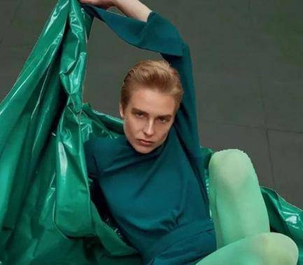 卫衣|奔三的女人少穿黑色和灰色，多穿这5种高级色，显气质又时尚