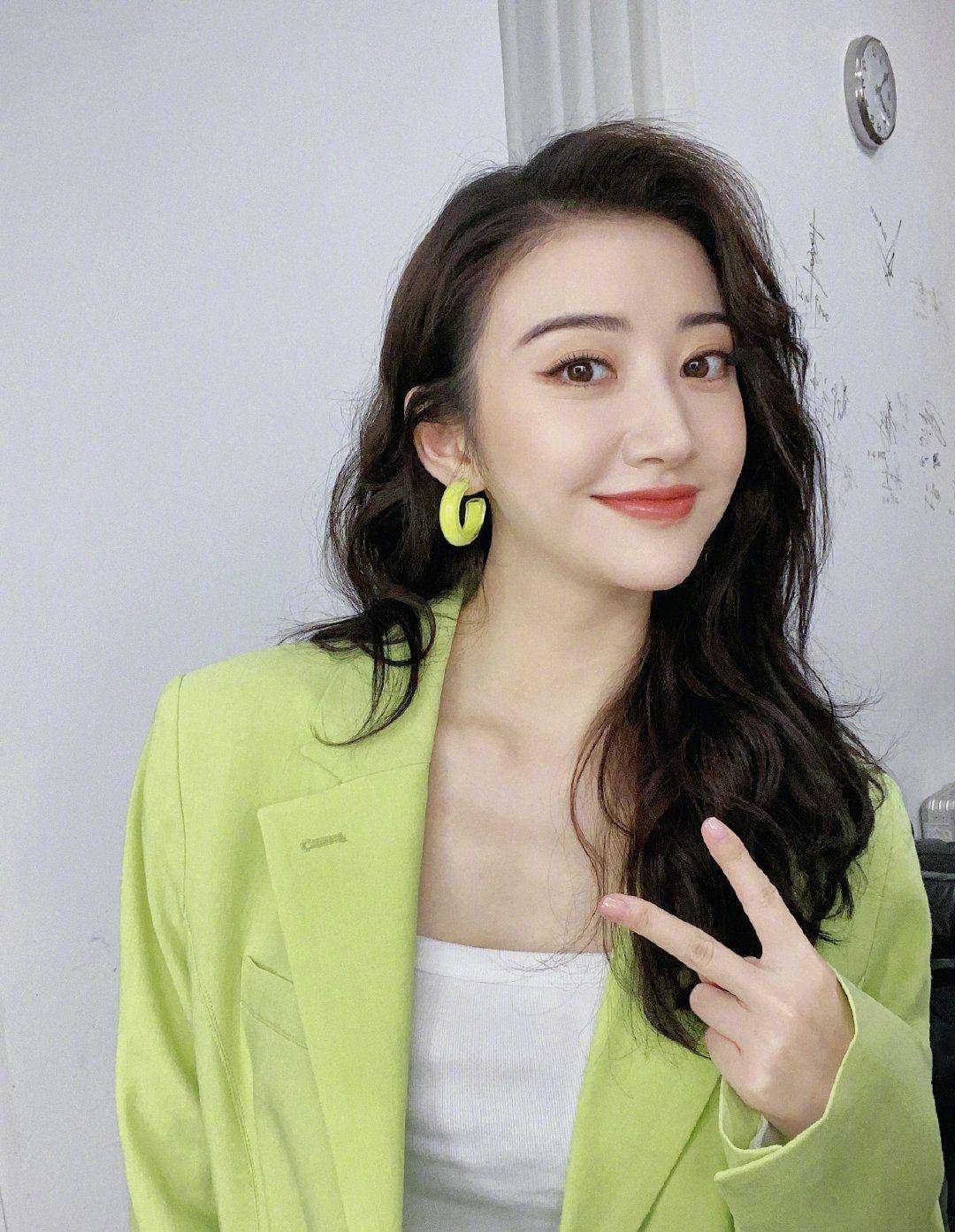 牛油果|时髦却不张扬，日常也能够照搬，难怪绿色系穿搭又玩出了新花样！