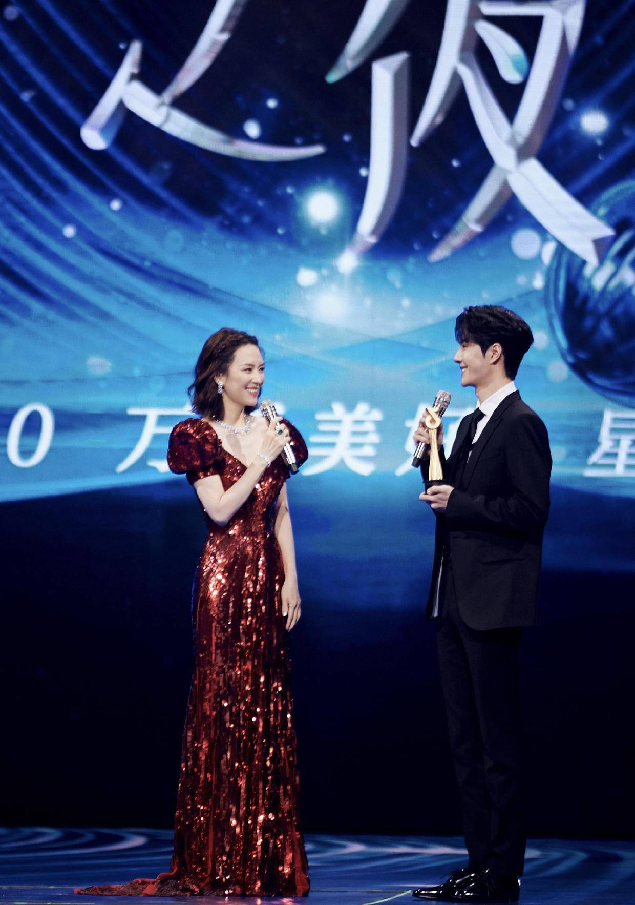 身材|42岁的章子怡亮相活动，虽然已是孩子的妈，但穿薄纱连衣裙仍惊艳