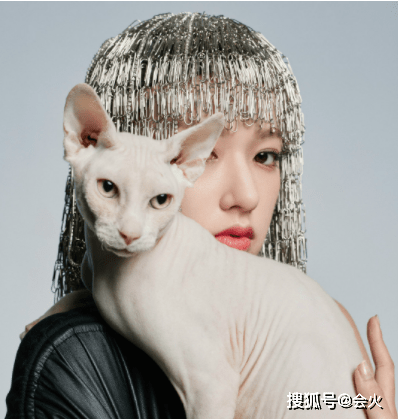 皮肤|41岁吴克群拍大片脸上黏草，皮肤光滑棱角分明，又高又瘦身材健硕