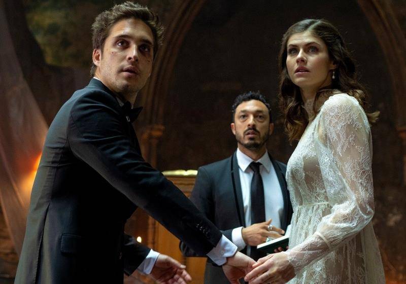 全靠|回顾女神亚历珊德拉颜值变化史！35岁还像少女，全靠3招穿搭细节