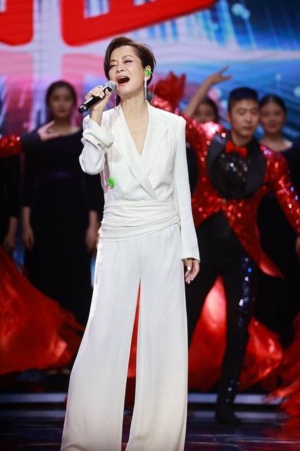 丝巾|毛阿敏穿出奶奶辈的“潮流感”,把丝巾拼在裤子上,比年轻人时髦