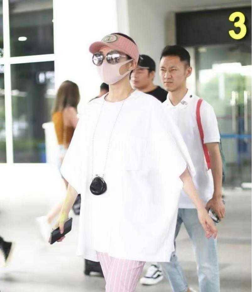 粉色|52岁许晴真敢“作妖”，白色T恤配7分裤走机场，哪像是奶奶辈的人