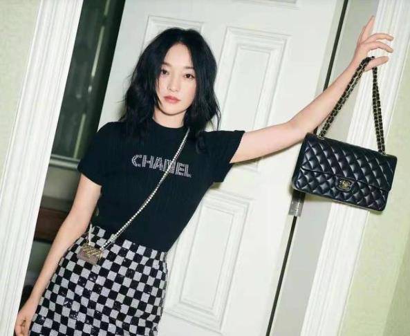黑色|33岁刘雯走甜美风格，穿露腰牛仔服配香奈儿包，瘦得都有腰窝了