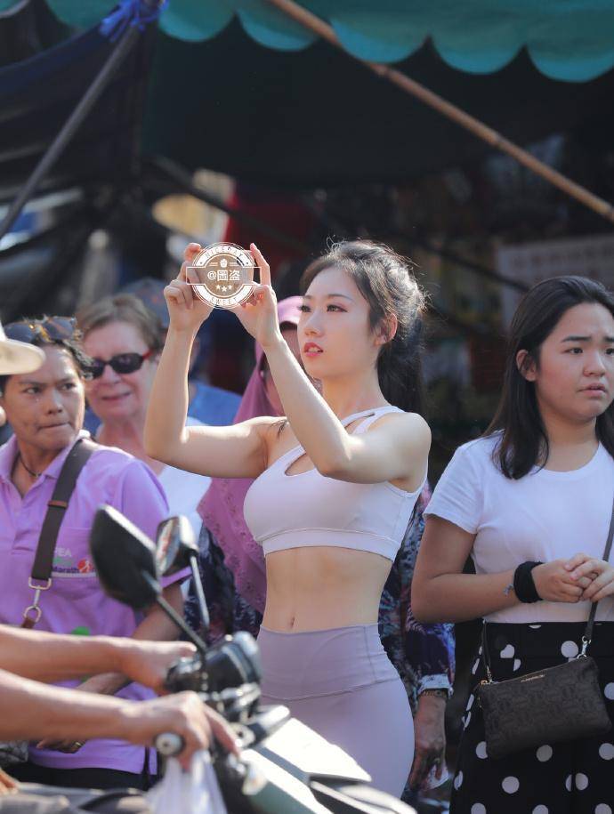 大气|瘦中有“肉”的打底裤美女，才能避免单调无趣，显得大气
