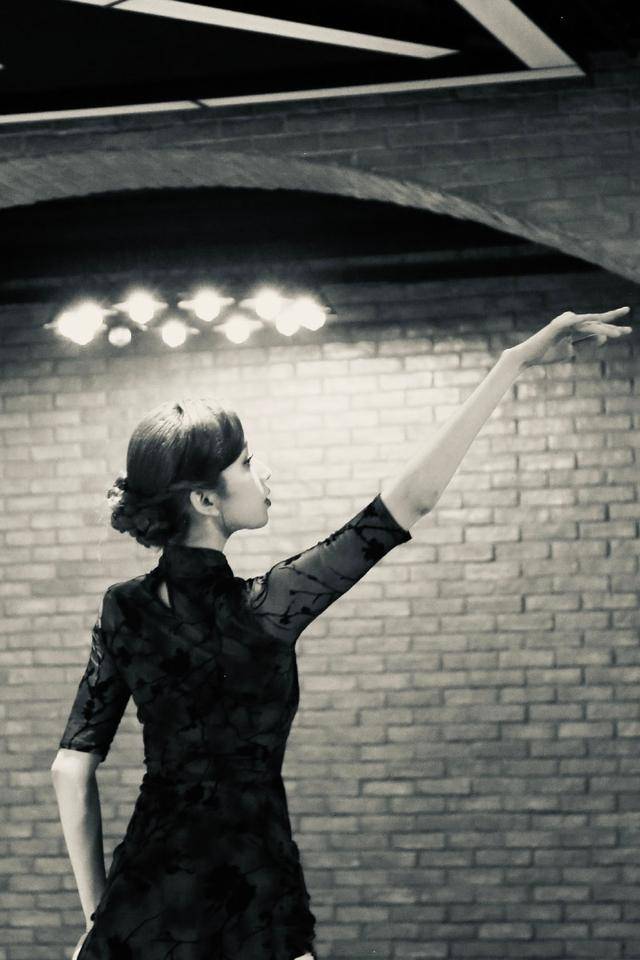 魅力|刘令姿：演艺小花旦拍黑白大片，穿旗袍秀出苗条身材，令人惊艳！