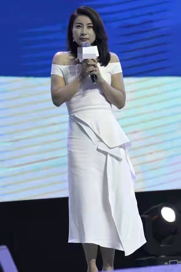 曲线美|郭晶晶不再藏着掖着，粉色“液体裙”穿出曲线美，真正豪门贵妇范