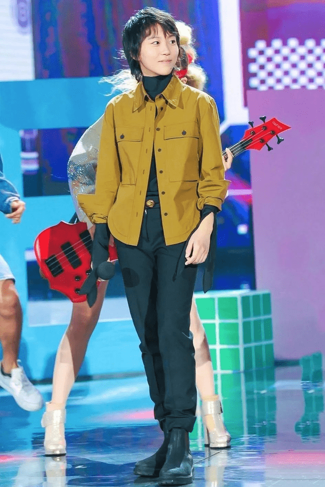 中性|窦靖童又作妖,彩虹T恤配背带裤中性利落真个性,品味和妈没得比