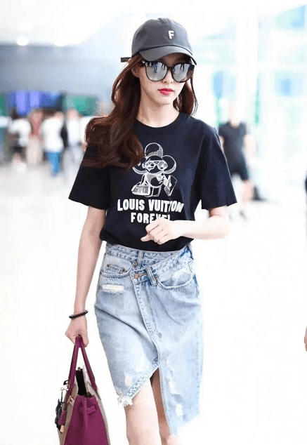 青春|唐嫣当妈后更会打扮，穿错位式半裙走机场，新潮减龄美成小姑娘！